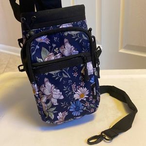 Blue flower water tote bag